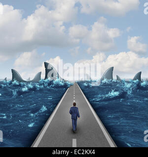 Danger de concept d'entreprise comme un homme marche sur une route en ligne droite vers un groupe de requins dangereux comme une métaphore et symbole de risque et le courage d'une personne de son choix de carrière ou de parcours de vie. Banque D'Images