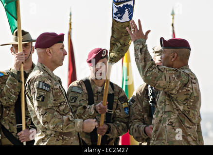 US Army Le lieutenant général Joseph Anderson, commandant de la FIAS, Commande conjointe de la commande et le Sgt. Grands Isaia T. Vimoto boîtier complet les couleurs que l'OTAN a officiellement pris fin des opérations de combat en Afghanistan 13 ans après l'invasion pour mettre fin à l'emprise des talibans au cours d'une cérémonie le 8 décembre 2014 à Kaboul, Afghanistan. Banque D'Images