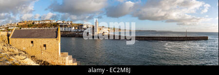 Une vue panoramique du port de Pothleven à Cornwall Banque D'Images