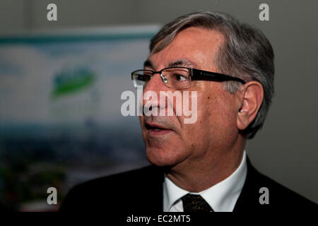 Copenhague, Danemark. 8 Décembre, 2014. M. Karmenu Vella, le Commissaire européen à l'environnement, à la réunion de la Capitale verte de l'Europe à Copenhague. Copenhague a été décerné par l'Union européenne capitale verte européenne 2014 et lors de cette cérémonie, le transfert de la ville le prix à la maire de Bristol Crédit : OJPHOTOS/Alamy Live News Banque D'Images