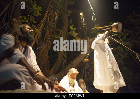 Munshigonj, au Bangladesh. 5 déc, 2014. Lalon venerator a organisé un Festival Chanson Lalon chant Baul dans une zone rurale dans le district de Munshigonj au Bangladesh.Lalon également connu sous le nom de Lalon Lalon Shah, Sain, ou Lalon fakir était un saint Baul Bengali, mystique, auteur-compositeur, réformateur social et penseur. Dans la culture Bengali il est devenu une icône de la tolérance religieuse dont les chansons inspiré et influencé de nombreux poètes et penseurs sociaux et religieux.Ses disciples vivent surtout au Bangladesh et au Bengale occidental. Il a fondé l'institut connu comme Akhdah Cheuriya Lalon dans. Il est également considéré comme le fondateur de l'um Baul Banque D'Images