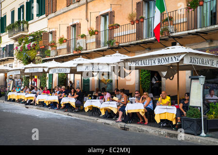 Les gens assis à piscine restaurant café Rome, Italie Banque D'Images