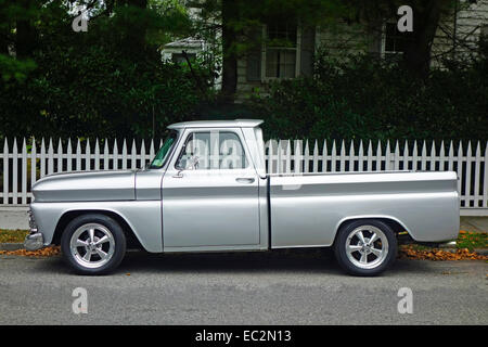 American silver camionnette en stationnement sur rue à Sag Harbor Long Island Banque D'Images