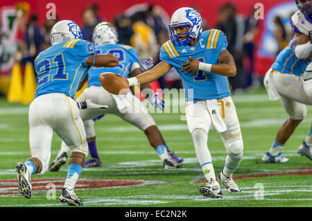 Houston, TX, USA. 6e déc, 2014. L'Université Southern Jaguars quarterback Austin Howard (7) les mains hors de l'Université Southern Jaguars running back Lenard Tillery (21) au cours de la NCAA, CSAO championnat de football jeu dans lequel l'État Alcorn battre les Braves Université du Sud Jaguars 38-24 à NRG Stadium, à Houston, TX. © csm/Alamy Live News Banque D'Images