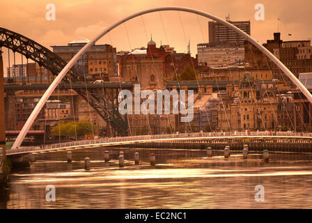 Coucher de soleil sur Newcastle Gateshead quayside, Tyne et Wear Banque D'Images