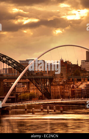 Coucher de soleil sur Newcastle Gateshead quayside, Tyne et Wear Banque D'Images