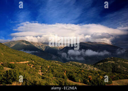 L 'arrière' du Mont Olympe avec ses sommets cachés derrière les nuages. Piérie (Macédoine) - Larissa (Thessalie, Grèce) Banque D'Images