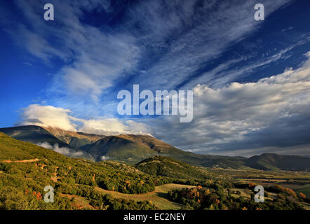 L 'arrière' du Mont Olympe avec ses sommets cachés derrière les nuages. Piérie (Macédoine) - Larissa (Thessalie, Grèce) Banque D'Images