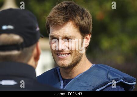 San Diego, CA, USA. 5 déc, 2014. Le 5 décembre, 2014 - San Diego, Californie, USA - New England Patriots quarterback Tom Brady parle avec plage de galets, chef de projet de loi avant d'Perocchi la pratique à l'Université de San Diego. Les Patriotes ont passé la semaine à pratiquer à l'école jusqu'à un Dimanche soir match contre les Chargers de San Diego. © Alfred KC/ZUMA/Alamy Fil Live News Banque D'Images