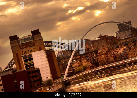 Coucher de soleil sur Newcastle Gateshead quayside, Tyne et Wear Banque D'Images