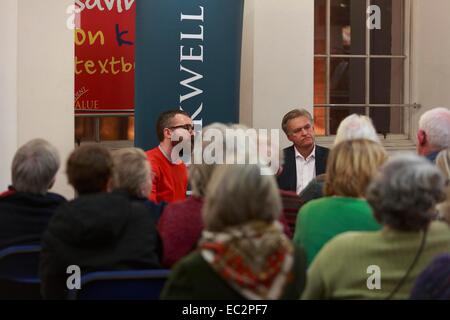 Edinburgh, Ecosse, Royaume-Uni. 8 Décembre, 2014. Ian Macwhirter : Royaume désuni. Iain Macwhirter soutient que le Royaume-Uni ne sera plus jamais la même. Royaume désuni explore les politiques et culturels de l'Écosse dans le paysage jusqu'à la construction immédiate, et l'après, le référendum à Blackwell's bookshop. Credit : Pako Mera/Alamy Live News Banque D'Images