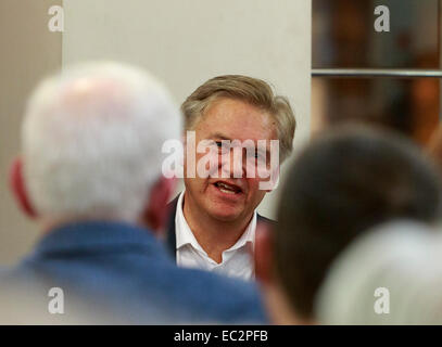 Edinburgh, Ecosse, Royaume-Uni. 8 Décembre, 2014. Ian Macwhirter : Royaume désuni. Iain Macwhirter soutient que le Royaume-Uni ne sera plus jamais la même. Royaume désuni explore les politiques et culturels de l'Écosse dans le paysage jusqu'à la construction immédiate, et l'après, le référendum à Blackwell's bookshop. Credit : Pako Mera/Alamy Live News Banque D'Images