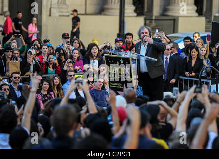 Los Angeles, USA. 8e déc, 2014. Nouvelle Zélande Réalisateur Peter Jackson parle lors de la cérémonie en l'honneur de lui avec une étoile sur le Hollywood Walk of Fame, à Hollywood, Californie, États-Unis, le 8 décembre 2014. Oscar-winning directeur néo-zélandais Peter Jackson a été honoré avec le 2,538ème étoile sur le Hollywood Walk of Fame le lundi. © Zhang Chaoqun/Xinhua/Alamy Live News Banque D'Images