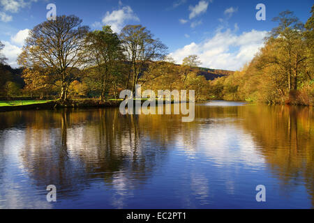 UK,Derbyshire, Peak District,Bamford,rivière Derwent Réflexions Banque D'Images