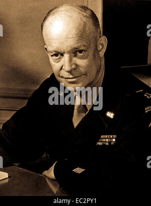 Le général Dwight D. Eisenhower., commandant suprême allié à son quartier général dans le théâtre d'opérations européen. Il porte les cinq étoiles de cluster le nouveau grade de général de l'armée. Le 1 février 1945. Banque D'Images