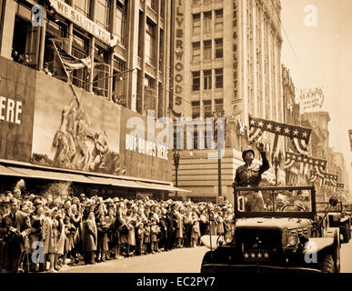 Le général George Patton s. reconnaissant les acclamations des foules bienvenue à Los Angeles, CA, lors de sa visite le 9 juin 1945. Banque D'Images