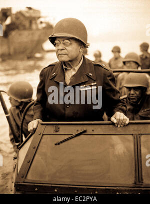 Le brig. Gen Benjamin O. Davis observe un Signal Corps ériger l'équipage polonais, quelque part en France. Le 8 août 1944. Banque D'Images