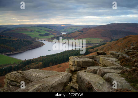 UK,Derbyshire, Peak District,Ladybower reservoir de Bamford Edge Banque D'Images