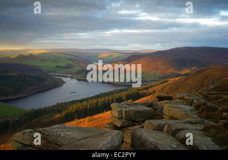 UK,Derbyshire, Peak District,Ladybower reservoir de Bamford Edge Banque D'Images