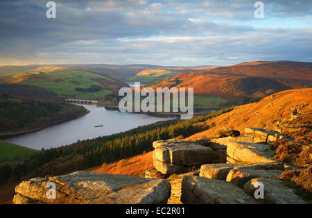 UK,Derbyshire, Peak District,Ladybower reservoir de Bamford Edge Banque D'Images