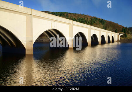 UK,Derbyshire Peak District,viaduc sur Ashopton,Ladybower Reservoir Banque D'Images