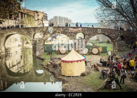 Vic, Catalogne, Espagne. 8e déc, 2014. Archers de costumes traditionnels shoot sous un ancien pont au cours de l'année trois jours long marché médiéval dans la vieille ville historique de Vic, Catalogne - Le marché médiéval dans le centre historique de Vic transporte plus de 100.000 visiteurs dans le temps avec plus de 300 stands de nourriture traditionnelle et l'artisanat, et animations de rue avec de la musique, des acteurs et des jongleurs © Matthias Rickenbach/ZUMA/ZUMAPRESS.com/Alamy fil Live News Banque D'Images