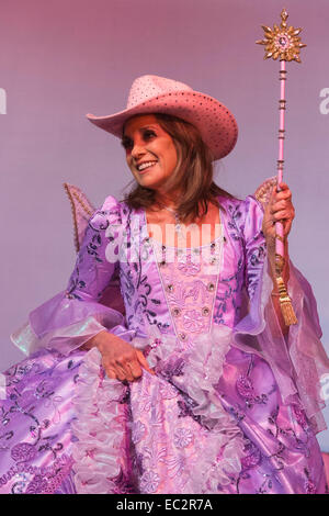 En vrai style Dallas, Linda Gray porte un Stetson rose. Photocall avec Dallas-actrice Linda Gray, qui fait son premier pantomime jouant la fée marraine de Cendrillon au nouveau théâtre de Wimbledon 5 décembre 2014 au 11 janvier 2015. La distribution inclus Tim Vine, Matthew Kelly et Wayne dormir. Banque D'Images