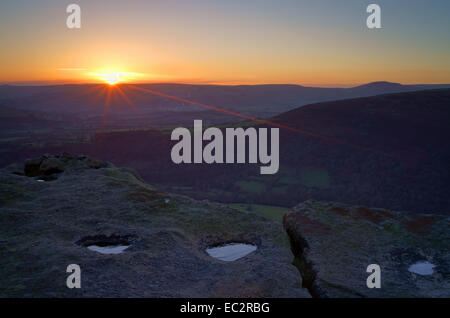 Royaume-Uni, Derbyshire, Peak District, coucher de soleil sur Bamford Edge et Hope Valley. Banque D'Images