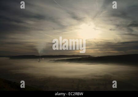 UK,Derbyshire, Peak District,le lever du soleil sur la vallée de l'espoir Misty Mam Tor Banque D'Images