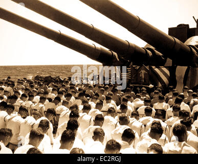 L'équipage de l'USS South Dakota s'inclina avec les chefs, tandis que l'aumônier n.d. lindner se lit l'oraison en l'honneur de ses collègues marins tués dans l'action de l'air de Guam le 19 juin 1944. (Marine) Banque D'Images