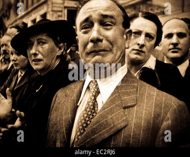 Un français pleure comme les soldats allemands dans la capitale française, Paris, le 14 juin 1940, à la suite des armées alliées ont été repoussées aux quatre coins de la france. Banque D'Images