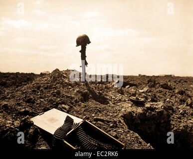 La tête de pont est sécurisé, mais le prix était élevé. Un photographe de combat de la garde côtière est venu sur ce monument d'un soldat américain mort quelque part sur la coquille des finitions bord de Normandie, ca. juin 1944. s. Scott Wigle. (Garde côtière canadienne) Banque D'Images