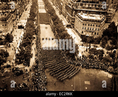 Ligne parisiens des Champs-Élysées pour applaudir les corps des unités d'infanterie de l'armée américaine comme ils l'examen en mars vers l'arc de triomphe, la célébration de la libération de la capitale de la France de l'occupation nazie. août 29, 1944. Parker. (Armée) Banque D'Images