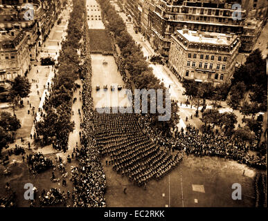 Ligne parisiens des Champs-élysées pour applaudir les corps des unités d'infanterie de l'armée américaine comme ils l'examen en mars vers l'Arc de Triomphe, la célébration de la libération de la capitale de la France de l'occupation nazie. Le 29 août 1944. Parker. (Armée) Banque D'Images