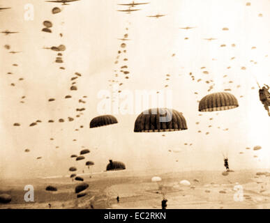 Ouvrir les parachutes comme frais généraux de parachutistes des vagues en Hollande au cours de l'exploitation des terres par la 1re armée aéroportée alliée. septembre 1944. (Armée) Banque D'Images