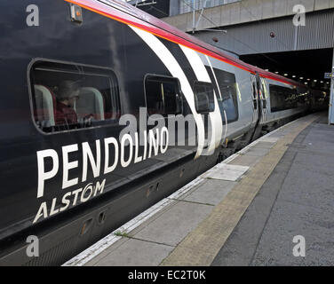 Pendolino Alstom express train de voyageurs à la gare de Euston Londres, Angleterre , Royaume-Uni Banque D'Images