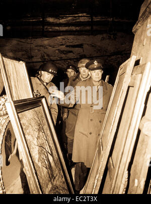 Le général Dwight D. Eisenhower., commandant suprême des forces alliées, accompagné par Omar n. gen., Bradley et lt. gen. George s. Patton, jr., inspecte les trésors d'art volés par les allemands et hildden dans la mine de sel de l'Allemagne. Le 12 avril 1945. lt. Moore. (Armée) Banque D'Images