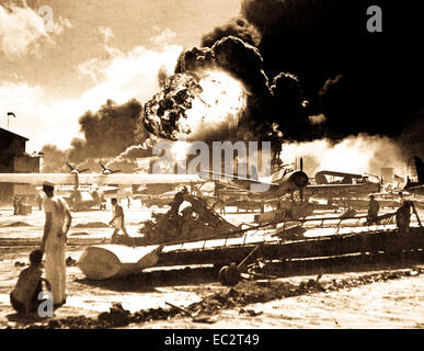 Japonais capturés photographie prise lors de l'attaque sur Pearl Harbor, le 7 décembre 1941. dans la distance, la fumée s'élève de hickam field. (Marine) Banque D'Images