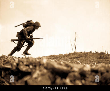 Une aire marine de tirets par un tir de mitrailleuse japonais en traversant un draw, appelée la vallée de la mort par les hommes qui combattaient là. marines ont subi plus de 125 victimes en huit heures traversant cette vallée. okinawa, 10 mai 1945. pvt. Bob Bailey. (Marine Corps) Banque D'Images