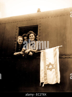 Ces enfants juifs sont en route pour la Palestine, après avoir été libéré de l'camp de concentration de Buchenwald. La jeune fille de gauche est de la Pologne, le garçon au centre de lativa, et la fille à droite de Hongrie. Le 5 juin 1945. t4c. j. e. Myers. (Armée) Banque D'Images