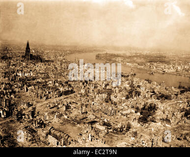 La cathédrale de Cologne est en bon état alors que tout autour il est complètement dévasté. station de chemin de fer et pont hohenzollern sont endommagés au nord et l'est de la cathédrale. L'Allemagne, le 24 avril 1945. Banque D'Images