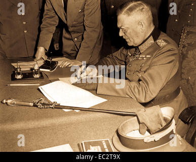 Le maréchal Wilhelm Keitel, signant l'a ratifié les termes de la reddition de l'armée allemande sur le siège russe à Berlin, Allemagne, le 7 mai 1945. lt. Moore. (Armée) Banque D'Images