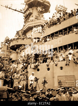 Les spectateurs et les photographes prendre des points de vue sur le pont de l'USS Missouri dans la baie de Tokyo, pour assister à la reddition du Japon formelle procédure. Le 2 septembre 1945. (Armée) Banque D'Images