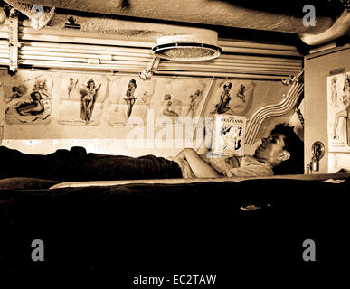 Dans sa lecture de marin à bord du USS superposé au capelan submarine base new london, conn. août 1943. photo par LT. COMDR. charles fenno Jacobs. (Marine) Banque D'Images