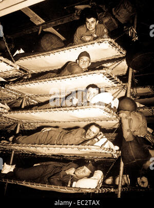 Soldats en couchettes sur les transports de l'armée ss pennant, san francisco port d'embarquement, le 1 novembre 1942. Banque D'Images