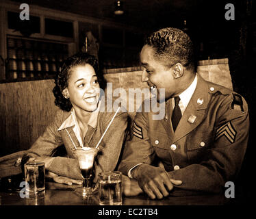 Le sergent franklin williams, accueil en congé de devoir de l'armée, avec sa meilleure fille ellen hardin, spilledting un soda. Ils se sont rencontrés à douglas high school. Baltimore, MD, mai 1942. photo par Arthur rothstein. Banque D'Images