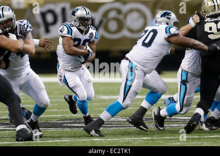 New Orleans, LA, USA. 7 Décembre, 2014. Caroline panthère d'utiliser de nouveau Jonathan Stewart # 28 trouve un trou dans la ligne défensive de la NFL dans un match contre les New Orleans Saints dans la Mercedes Benz Superdome le 7 décembre 2014 à la Nouvelle Orléans, Louisiane. Les Panthère défait les Saints 41-10. Margaret Bowles/CSM/Alamy Live News Banque D'Images