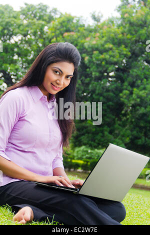 Femme d'Affaires indiennes de travail portable Parc Banque D'Images