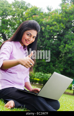Femme d'Affaires indiennes de travail portable Parc Banque D'Images