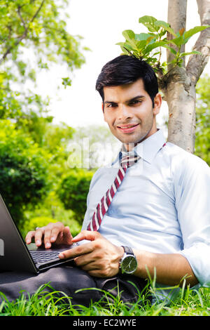 L'homme d'affaires indien de travail portable parc Banque D'Images